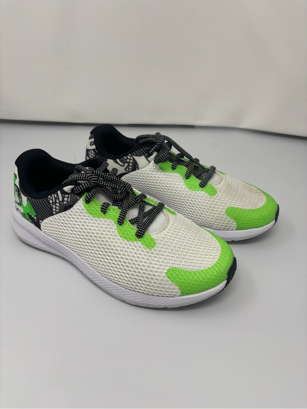 Underarmour kids Light Athletic Sneakers in White and Neon Green size 7 youth